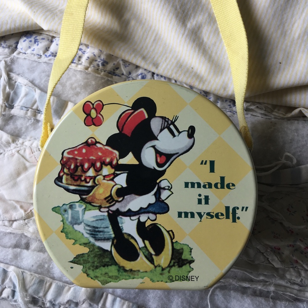 Minnie Mouse Mini-Round Vintage TinPurse 4.5” x 5”